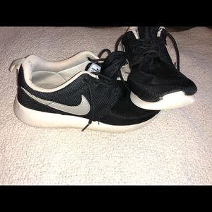 Roshe Nike Tennis Shoes